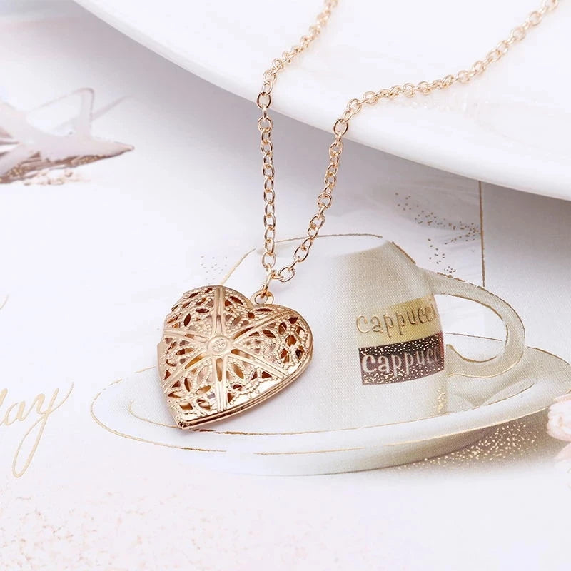 Hollow Engraved Sweet Peach Heart Love Chain Necklace for Woman Opening and Closing Heart Shaped Photo Box Pendant Necklace Gift