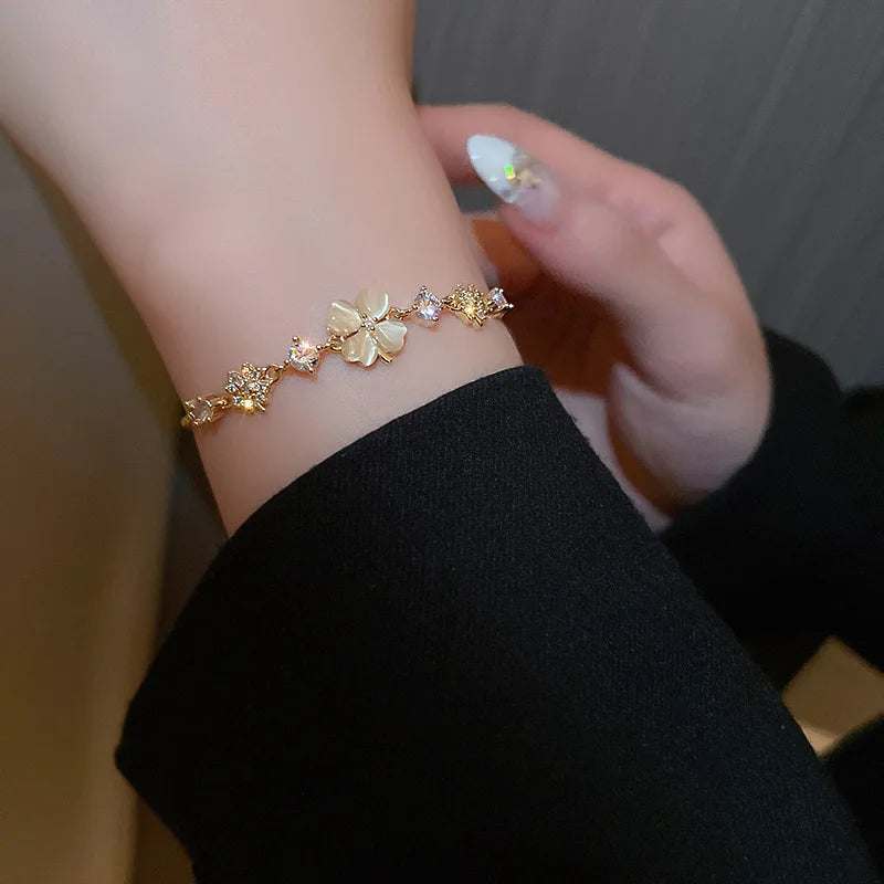 Luxury AAA Zircon Opal Clover Adjustable Bracelet For Women New Fashion Sparkling Gold Color Bracelet Wedding Jewelry Party Gift